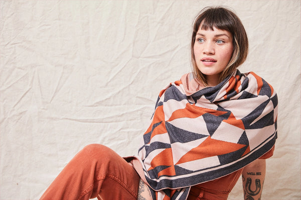 Box Kite Wrap: Cinnamon and Charcoal